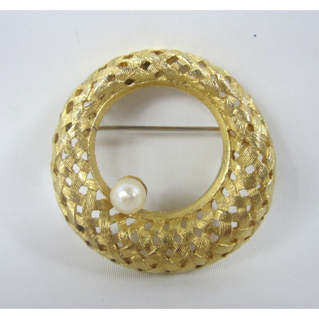 Vintage Bsk Gold Tone Brooch Pin Simulated Pearl Accent Basket Weave Pattern 15$
